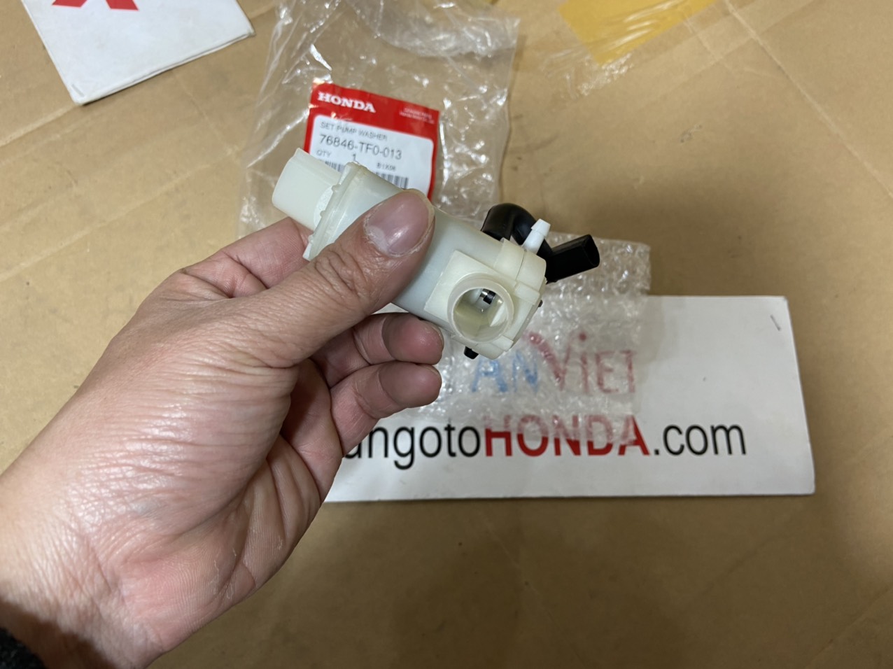 Mô tơ bơm nước rửa kính xe Honda HRV